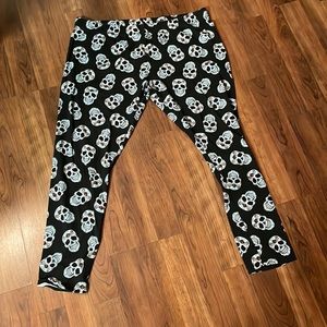 Skull Print Black Leggings Size XXL fits Like XL
